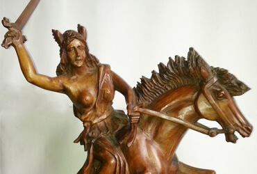 Aurelio Rodríguez - Valquiria en caballo. | Dimensiones: 64 cms alto, 57 cms ancho. | Tipo de madera: Nogal. | Precio: $1.200.000.-