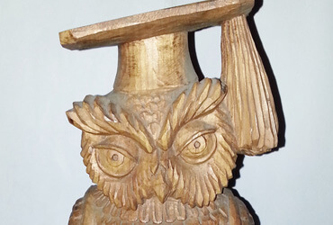 Aurelio Rodríguez - Búho graduado. | Dimensiones: 32 cms alto. | Tipo de madera: Raulí. | Precio: $250.000.-