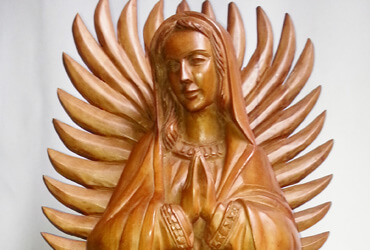Aurelio Rodríguez - Virgen de Guadalupe. | Dimensiones: 79 cms alto, 34 cms ancho. | Tipo de madera: Raulí. | Precio:$1.500.000.-