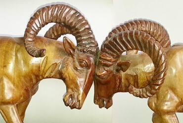 Aurelio Rodríguez - Lucha de carneros. | Dimensiones: 33 cms alto, 60 cms largo. | Tipo de madera: Nogal. | Precio: $2.300.000.-