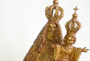 Aurelio Rodríguez - Virgen del Carmen con niño. | Dimensiones: 85cms alto, 53 cms ancho. | Tipo de madera: Nogal. | Precio: $2.000.000.-