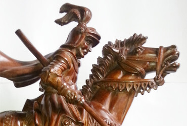 Aurelio Rodríguez - San Jorge luchando con dragón. | Dimensiones 63 cms alto, 58 cms ancho. | Tipo de madera: Raulí. | Precio $2.500.000.-